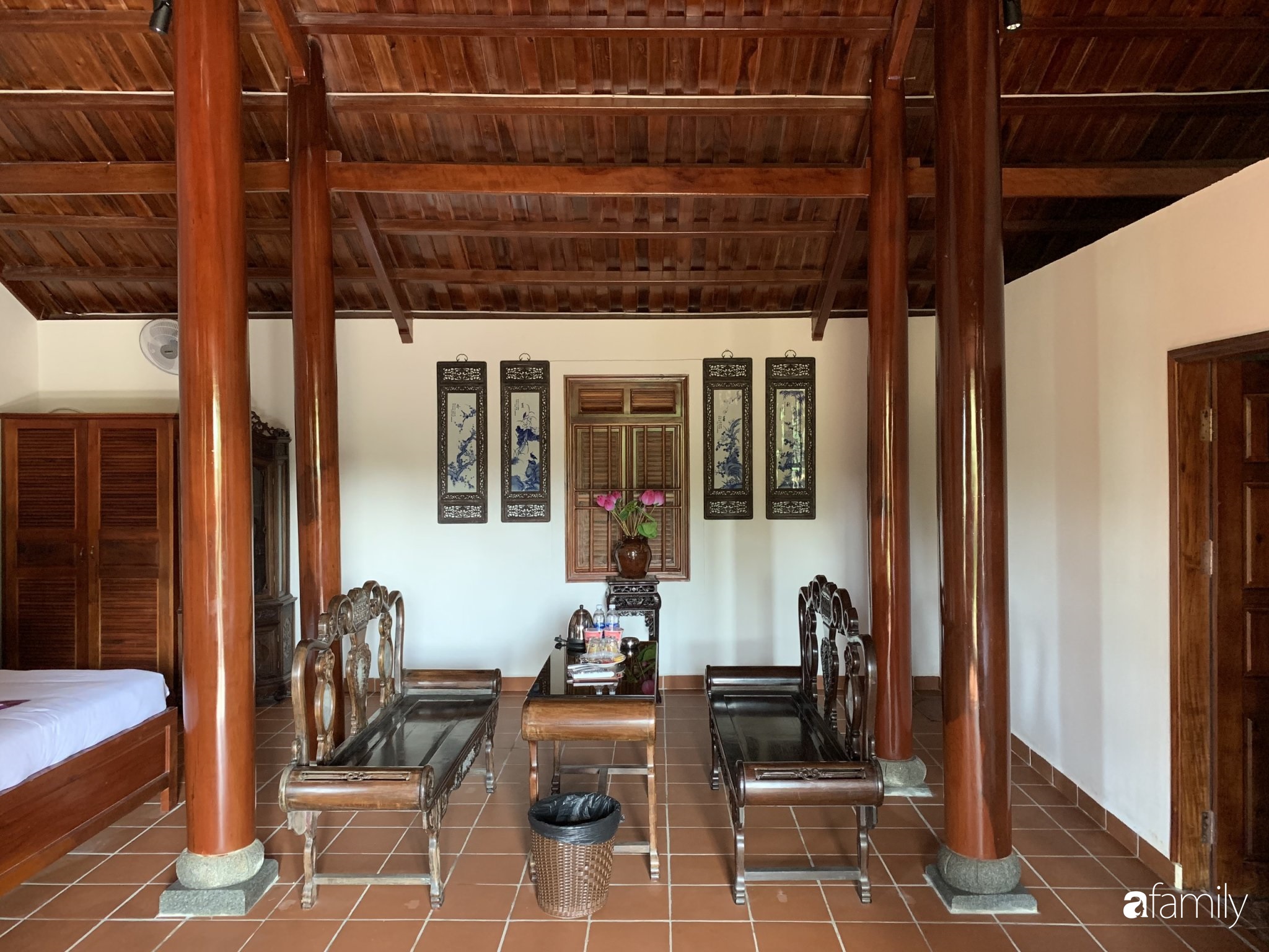 Căn nhà gỗ mang vẻ đẹp của văn hóa truyền thống ẩn mình trong màu xanh thiên nhiên của Phú Quốc - Ảnh 3.