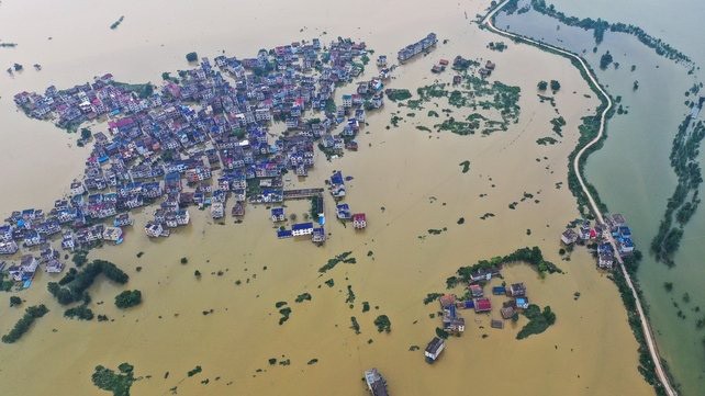 Lũ lụt chưa qua, Trung Quốc lại đau đầu vì nắng nóng  - Ảnh 2.