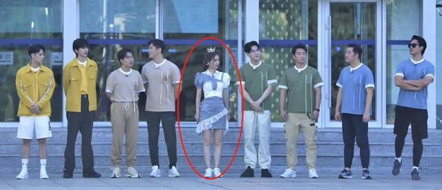 Running Man: Angelababy bị bóc mẽ dáng người gầy gò bé xíu, netizen chê bai chỉ như học sinh 15 tuổi  - Ảnh 3.