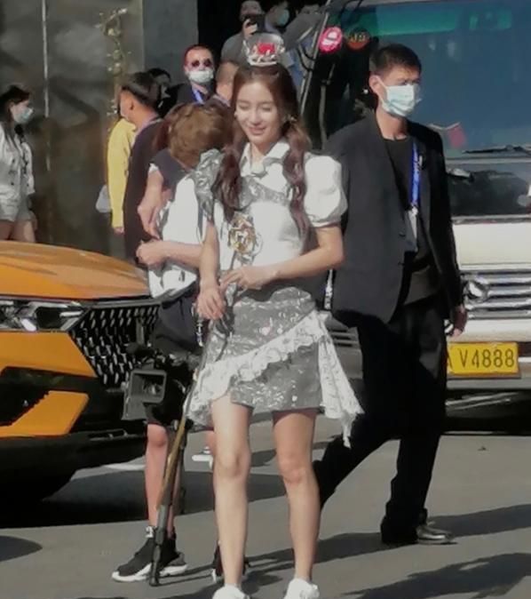 Running Man: Angelababy bị bóc mẽ dáng người gầy gò bé xíu, netizen chê bai chỉ như học sinh 15 tuổi - Ảnh 5. Running Man: Angelababy bị bóc mẽ dáng người gầy gò bé xíu, netizen chê bai chỉ như học sinh 15 tuổi - Ảnh 5.