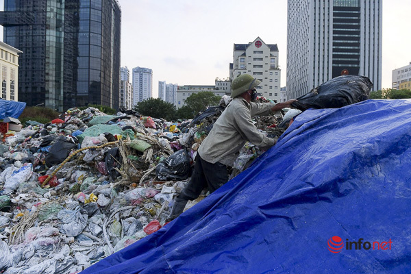 Nếu Hà Nội cứ chôn rác kiểu này, rồi sẽ không còn đất mà chôn - Ảnh 1.