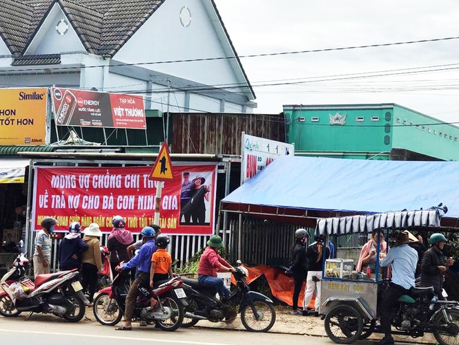 Chủ hụi ở Lâm Đồng 'mất tích', nhiều người lập bàn thờ trước nhà đòi tiền - Ảnh 2.