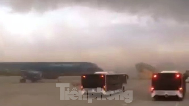 Hãi hùng hình ảnh bão bụi bao trùm sân bay Phú Bài như 'ngày tận thế' - Ảnh 3.