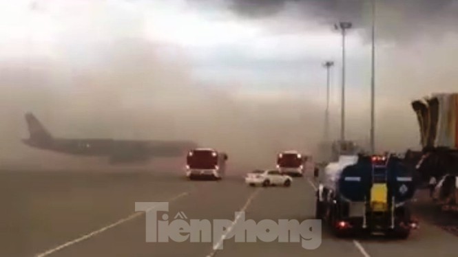 Hãi hùng hình ảnh bão bụi bao trùm sân bay Phú Bài như 'ngày tận thế' - Ảnh 1.