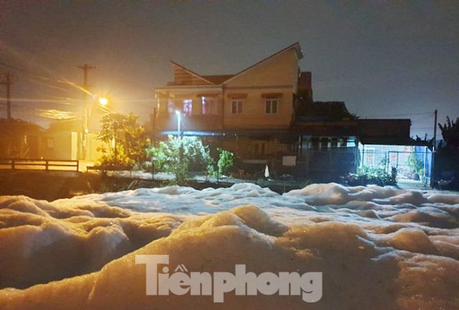 'Tuyết’ phủ trắng suối, mùi hôi nồng nặc ở Bình Dương - Ảnh 6.