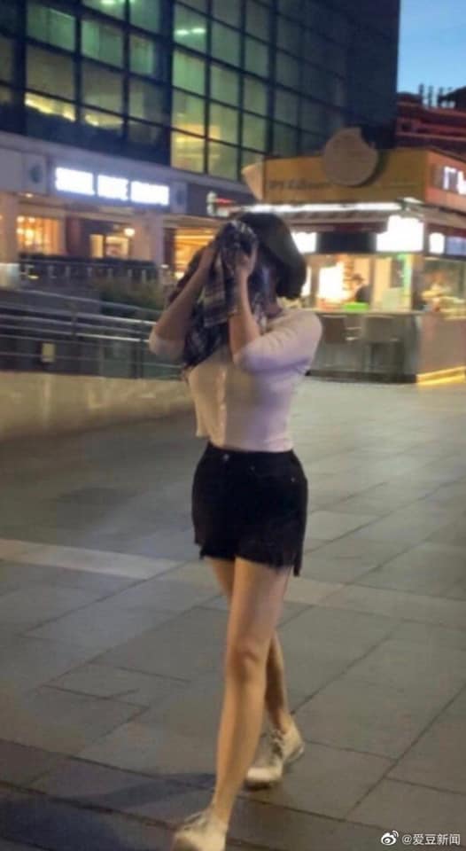 Netizen tung ảnh chụp vội Hứa Tình liền lên &quot;top 1 hot search&quot;, nhìn body mà không thể tin được đây là người phụ nữ 51 tuổi - Ảnh 4.