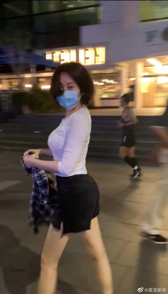 Netizen tung ảnh chụp vội Hứa Tình liền lên &quot;top 1 hot search&quot;, nhìn body mà không thể tin được đây là người phụ nữ 51 tuổi - Ảnh 2.