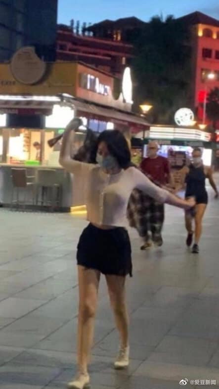 Netizen tung ảnh chụp vội Hứa Tình liền lên &quot;top 1 hot search&quot;, nhìn body mà không thể tin được đây là người phụ nữ 51 tuổi - Ảnh 3.