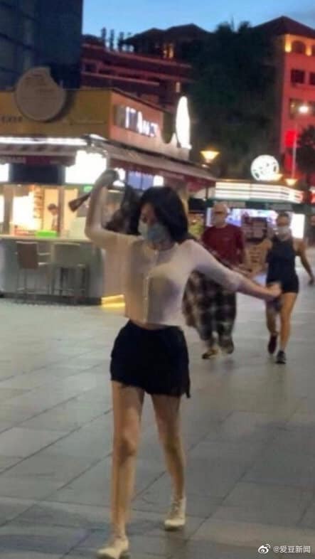 Netizen tung ảnh chụp vội Hứa Tình liền lên "top 1 hot search", nhìn body mà không thể tin được đây là người phụ nữ 51 tuổi - Ảnh 3. Netizen tung ảnh chụp vội Hứa Tình liền lên "top 1 hot search", nhìn body mà không thể tin được đây là người phụ nữ 51 tuổi - Ảnh 3.