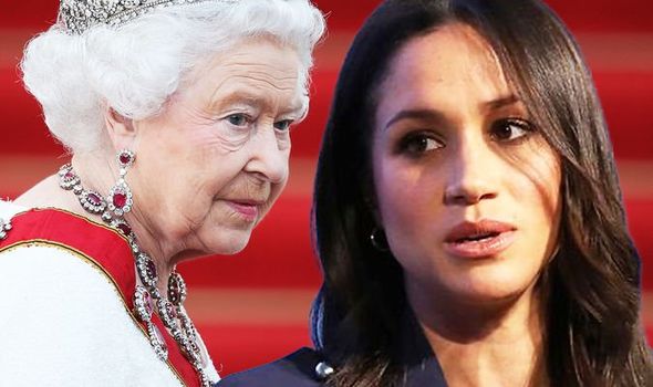 Đẳng cấp như Nữ hoàng Anh: &quot;Trị&quot; cháu dâu Meghan Markle chỉ bằng một thái độ duy nhất cũng đủ khiến cô tức tối trong lòng mà không làm gì được - Ảnh 2.