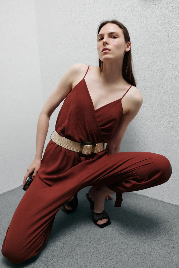 Mỹ nhân Hàn cùng diện jumpsuit 2 dây: Jennie gợi cảm, Lisa cá tính, riêng Irene rón rén nhất hội vì sợ &quot;lộ hàng&quot; - Ảnh 8.