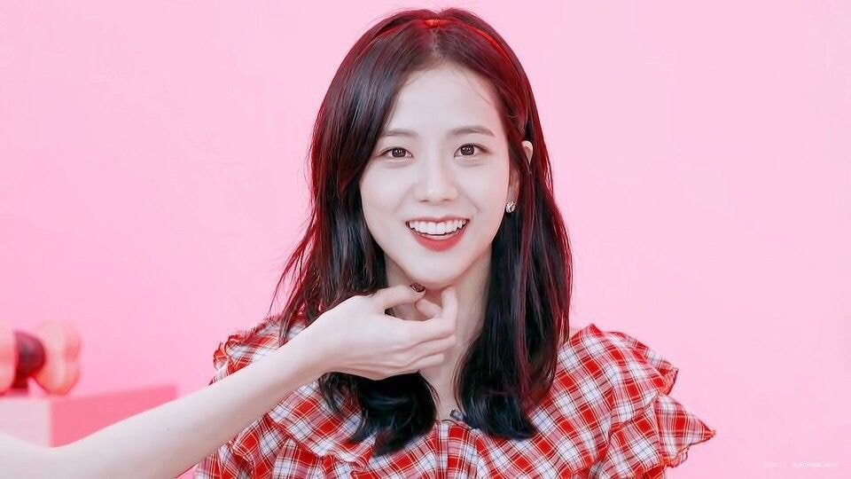 Đúng là &quot;đỉnh cao visual&quot; Jisoo: Chinh phục đẹp món phụ kiện sến súa mà bao người e ngại - Ảnh 6.