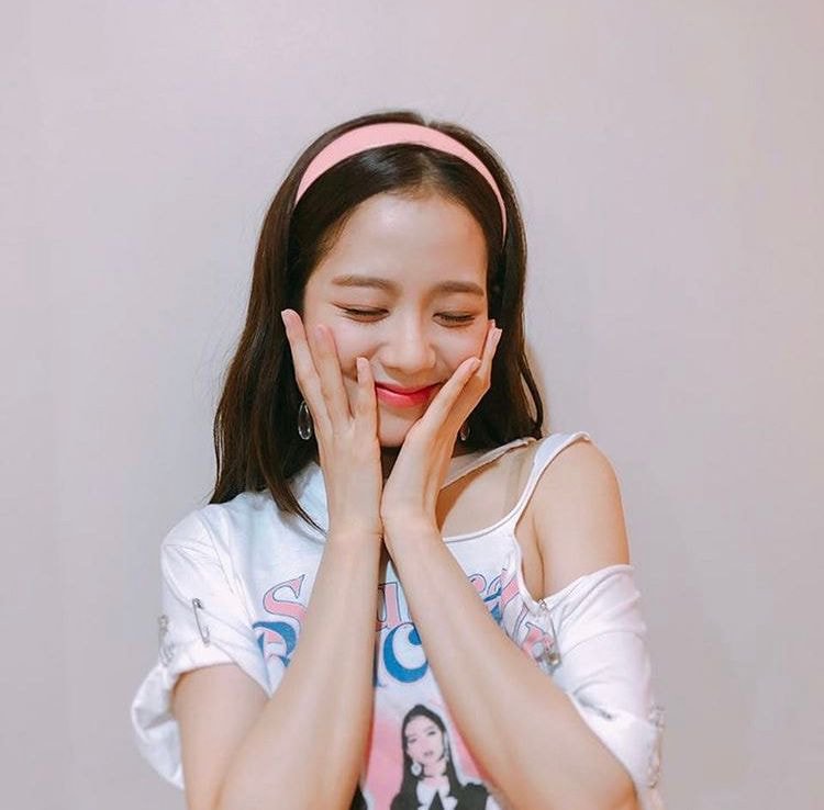 Đúng là &quot;đỉnh cao visual&quot; Jisoo: Chinh phục đẹp món phụ kiện sến súa mà bao người e ngại - Ảnh 5.