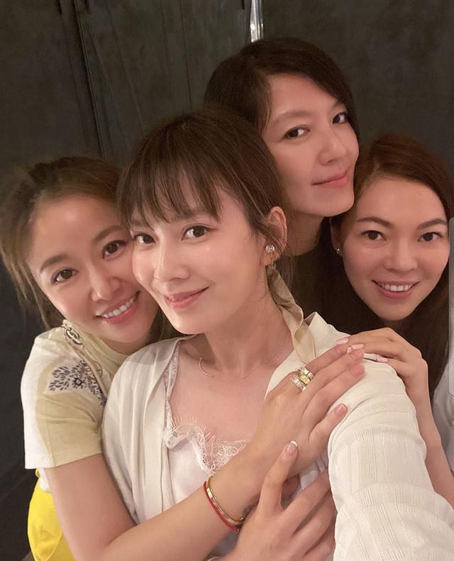 Tham gia tiệc dành cho các quý bà, Lâm Tâm Như một ngón đeo 3 nhẫn khiến netizen choáng ngợp - Ảnh 3.