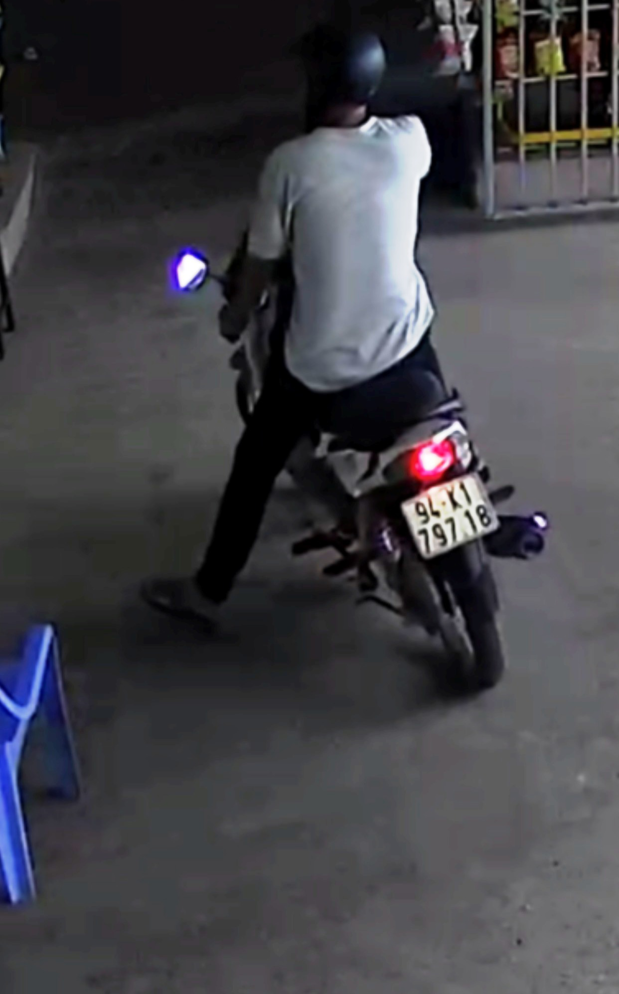 CLIP: Kẻ trộm ngang nhiên chạy xe vào bến đò cuỗm máy cắt sắt - Ảnh 4. CLIP: Kẻ trộm ngang nhiên chạy xe vào bến đò cuỗm máy cắt sắt - Ảnh 4.