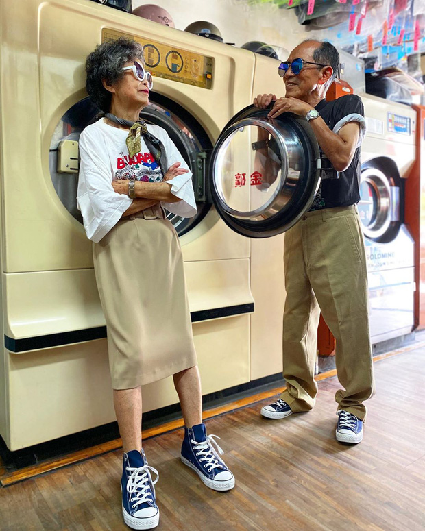 Quần áo khách mang đến giặt cả chục năm không lấy, 2 cụ già chủ tiệm lôi ra lên đồ chụp hình OOTD chất đét - Ảnh 2.