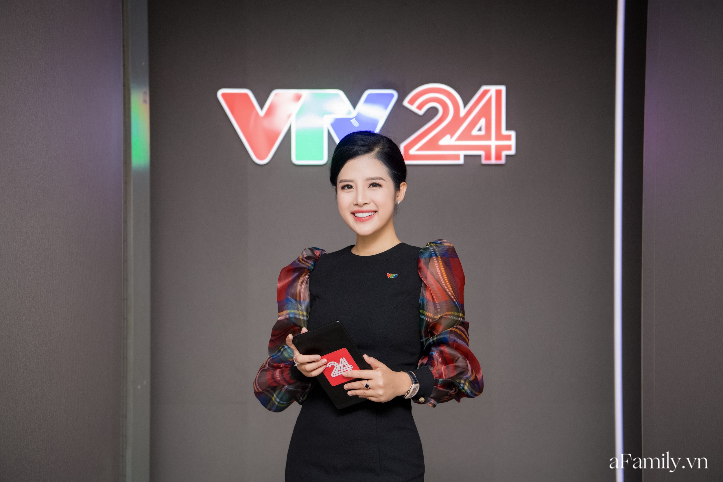Hậu trường đi dẫn của Hải Vân - nữ MC xinh đẹp nhất nhì VTV24: 1 ngày thay gần chục bộ đồ, đóng máy quay lúc 6h sáng - Ảnh 1.