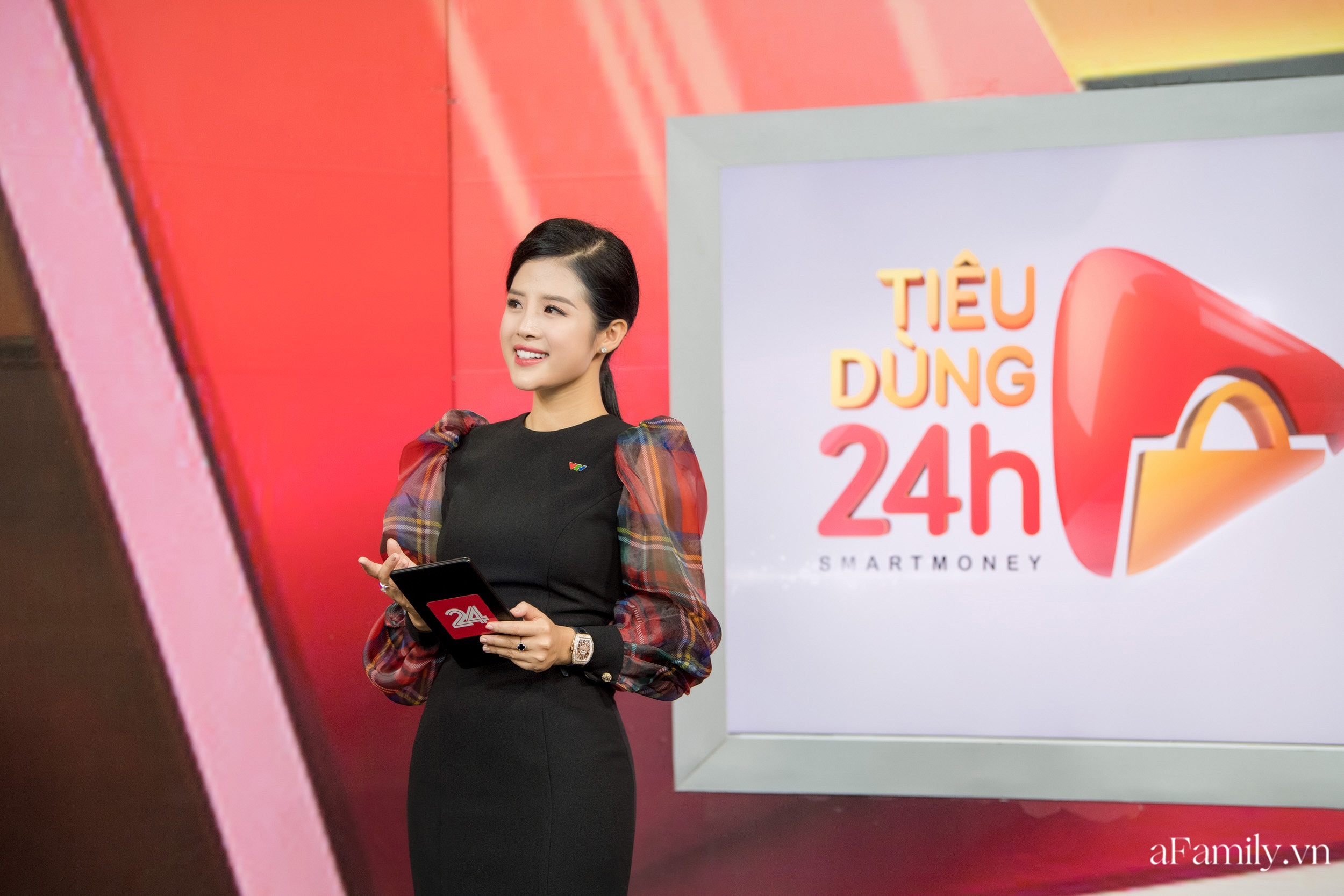 Hậu trường đi dẫn của Hải Vân - nữ MC xinh đẹp nhất nhì VTV24: 1 ngày thay gần chục bộ đồ, đóng máy quay lúc 6h sáng - Ảnh 6.
