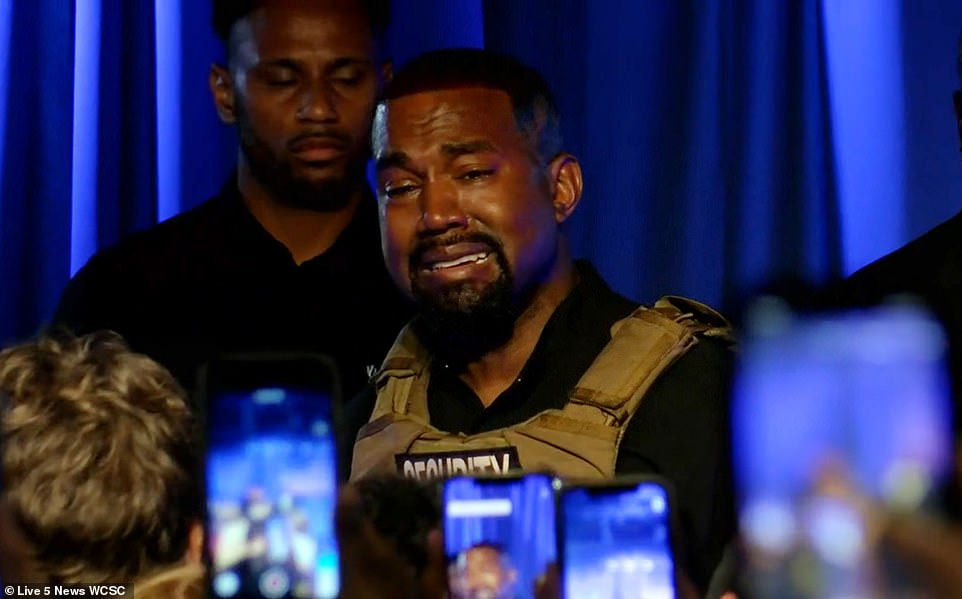 Kim Kardashian phẫn nộ vì Kanye West kể chuyện cô phá thai trong bài phát biểu tranh cử Tổng thống, cả gia tộc sốc nặng - Ảnh 2. Kim Kardashian phẫn nộ vì Kanye West kể chuyện cô phá thai trong bài phát biểu tranh cử Tổng thống, cả gia tộc sốc nặng - Ảnh 2.