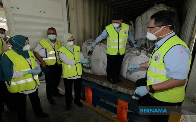 Malaysia phát hiện 110 container chất độc hại vô chủ lớn nhất từ trước đến nay - Ảnh 1.