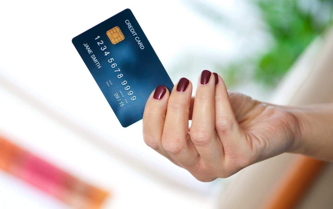 Gợi ý chị em thu nhập từ 7-8 triệu/tháng nên dùng 3 loại thẻ tín dụng này - Ảnh 2.