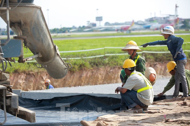 Đại công trường hơn 2000 tỷ cải tạo đường băng sân bay Quốc tế Nội Bài - Ảnh 10.