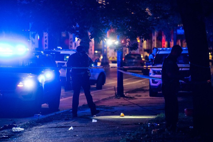 Xả súng nhằm vào lễ tang ở Chicago (Mỹ), 14 người bị thương - Ảnh 1.