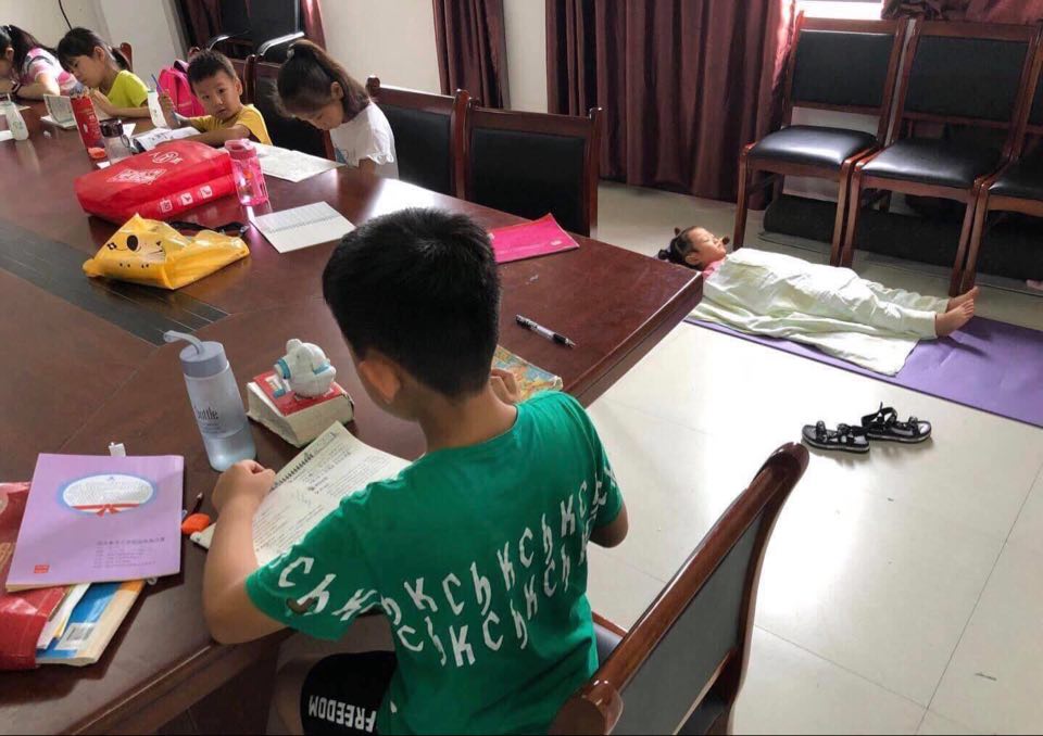 Muốn "tạo đột phá" trong lớp học thì phải làm gì: Nhìn vào cô bé ở góc phải bức ảnh, bạn sẽ có ngay đáp án cười chảy nước mắt - Ảnh 2.