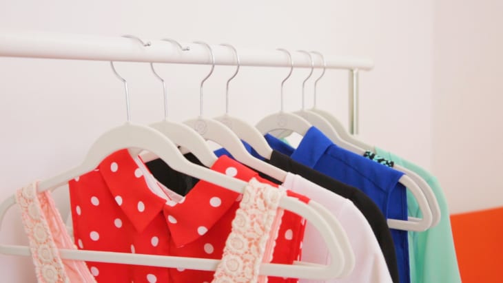 Mẹo đơn giản phân loại quần áo giúp bạn không phải giặt nhiều và tủ đồ luôn sạch sẽ - Ảnh 7.