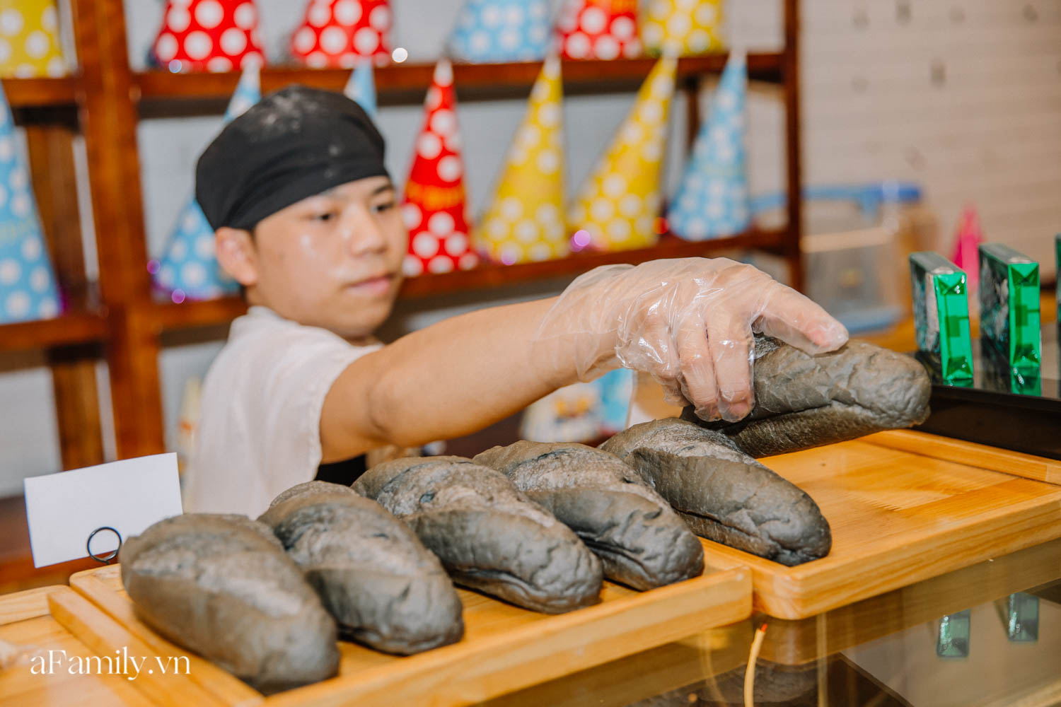 Vào tận lò sản xuất món bánh mì đen đang gây bão lẫn tranh cãi tại Hà Nội, hút khách đến độ mới mẻ đầu tiên đã hết bay trong vài giờ mở bán - Ảnh 9.