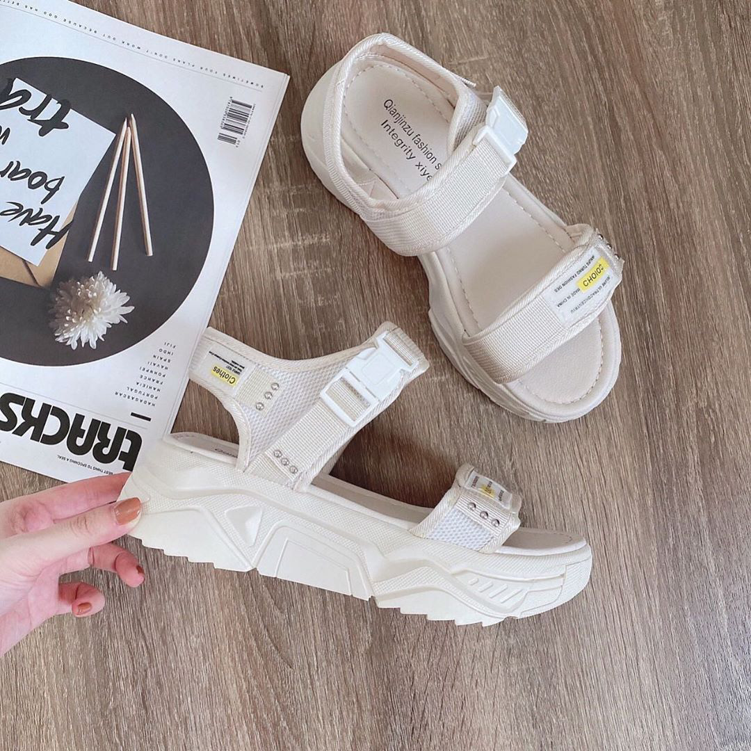 Jisoo diện váy hoa siêu xinh nhưng hay ho nhất lại là ở đôi sandals, chị em học theo để style đỉnh hơn nào  - Ảnh 12.