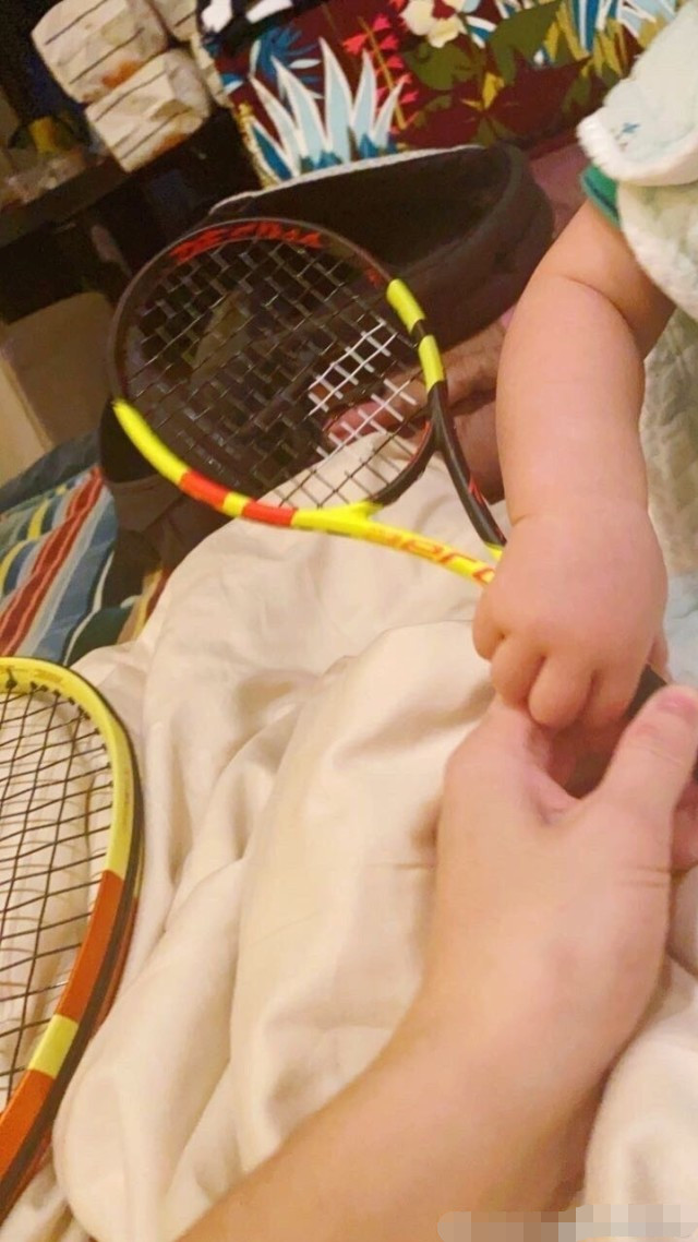 &quot;Thiếu gia EQ thấp nhất&quot; gia tộc Vua sòng bài Macau gây hoang mang khi thực hiện di nguyện của bố bằng cách dạy con trai 9 tháng tuổi chơi tennis - Ảnh 1.