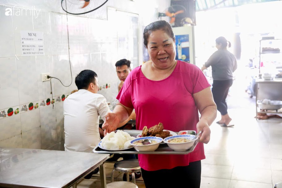 Hàng chả rươi nổi tiếng Hà Nội lên báo nước ngoài, bà chủ cười hết ga nói về bí quyết làm chả khi được phỏng vấn - Ảnh 11.