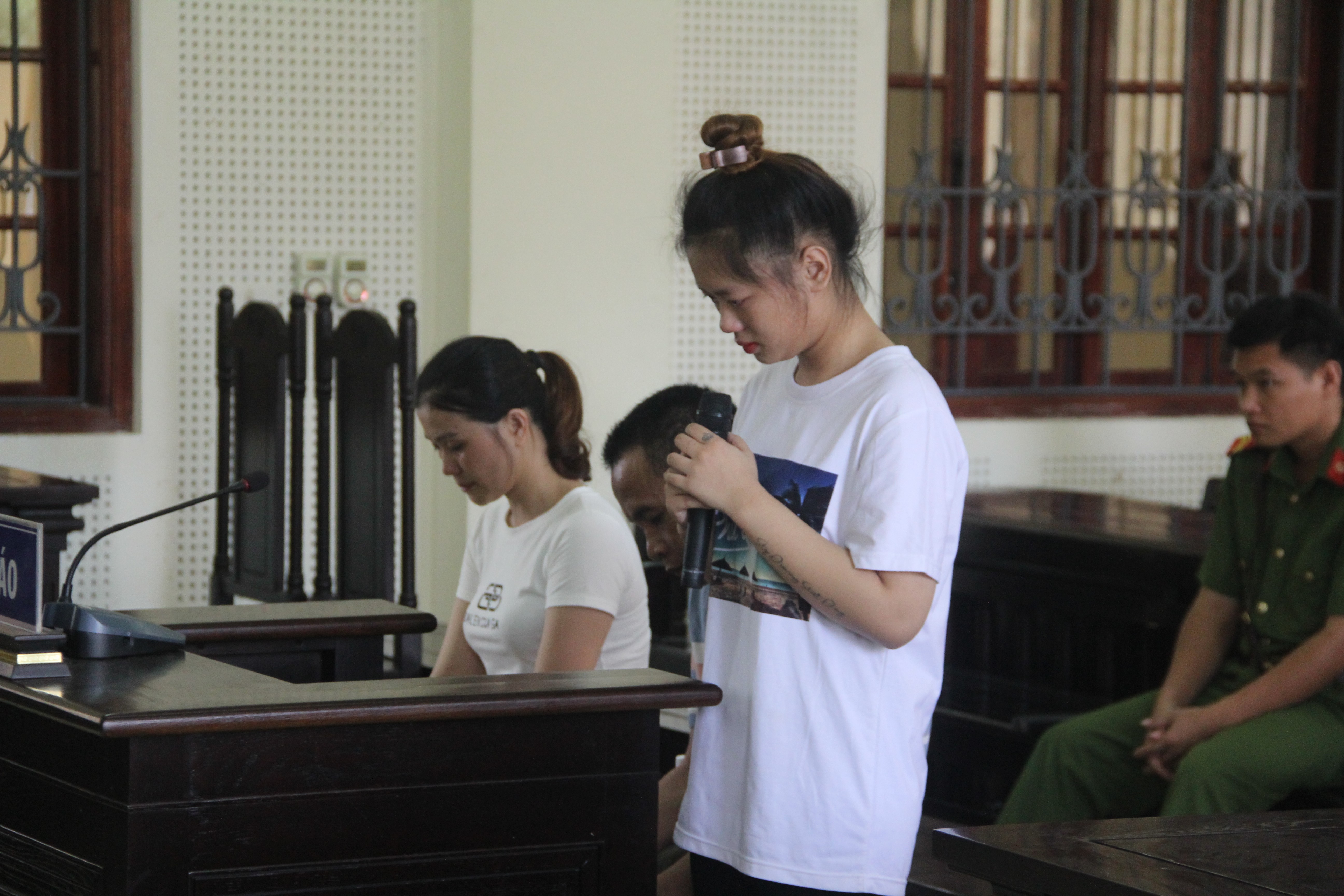 Nhói lòng lời khai của nữ bị cáo 17 tuổi và lời động viên của người cha tại phiên tòa - Ảnh 2. Nhói lòng lời khai của nữ bị cáo 17 tuổi và lời động viên của người cha tại phiên tòa - Ảnh 2.