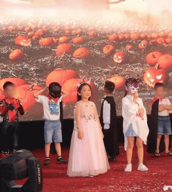 Rộ hình ảnh con gái Mai Phương rạng rỡ, xinh xắn như tiểu công chúa, bà nội đồng hành trong lễ bế giảng - Ảnh 2.