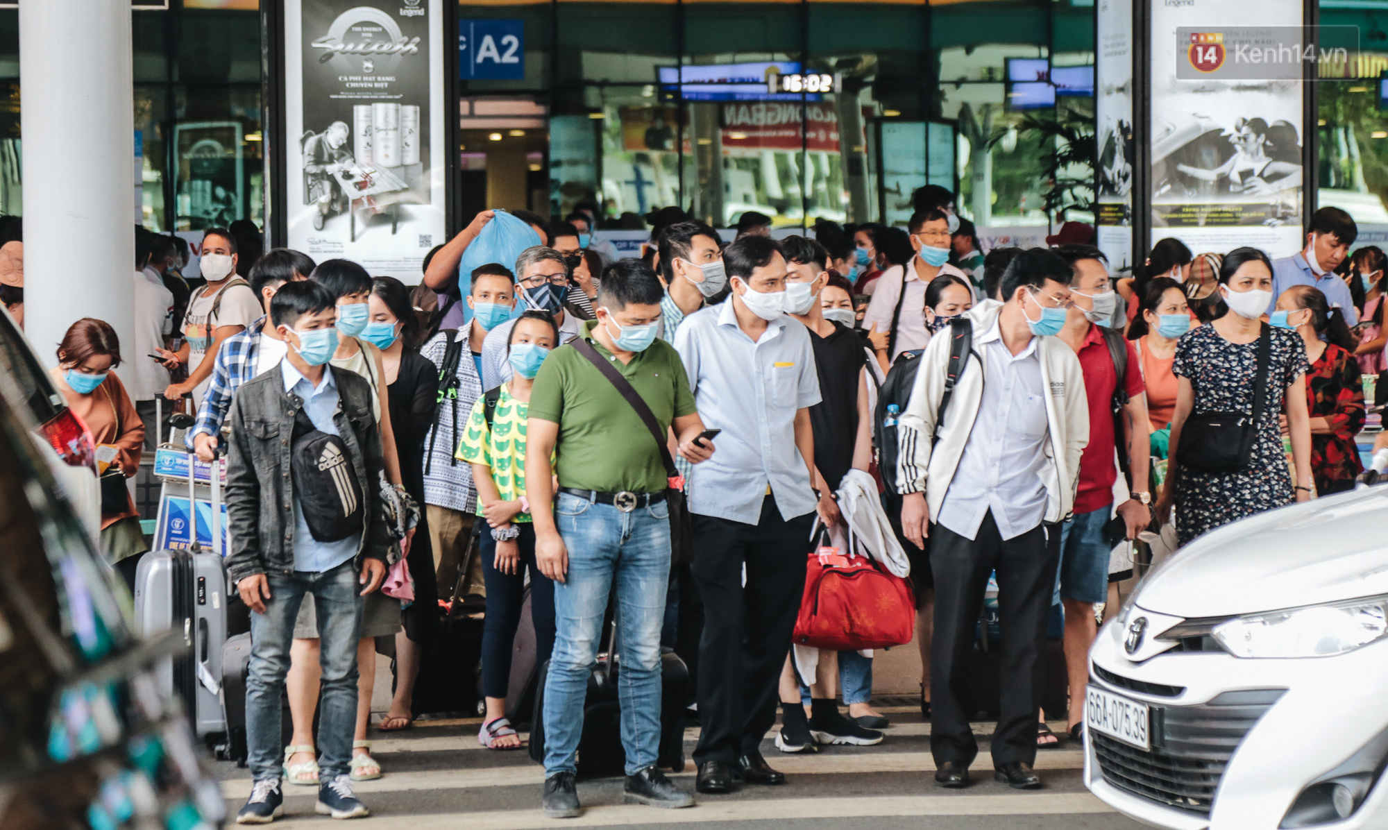 Người dân Sài Gòn và Hà Nội kích hoạt lại các biện pháp phòng chống dịch: Tuân thủ đeo khẩu trang nơi đông người - Ảnh 8.