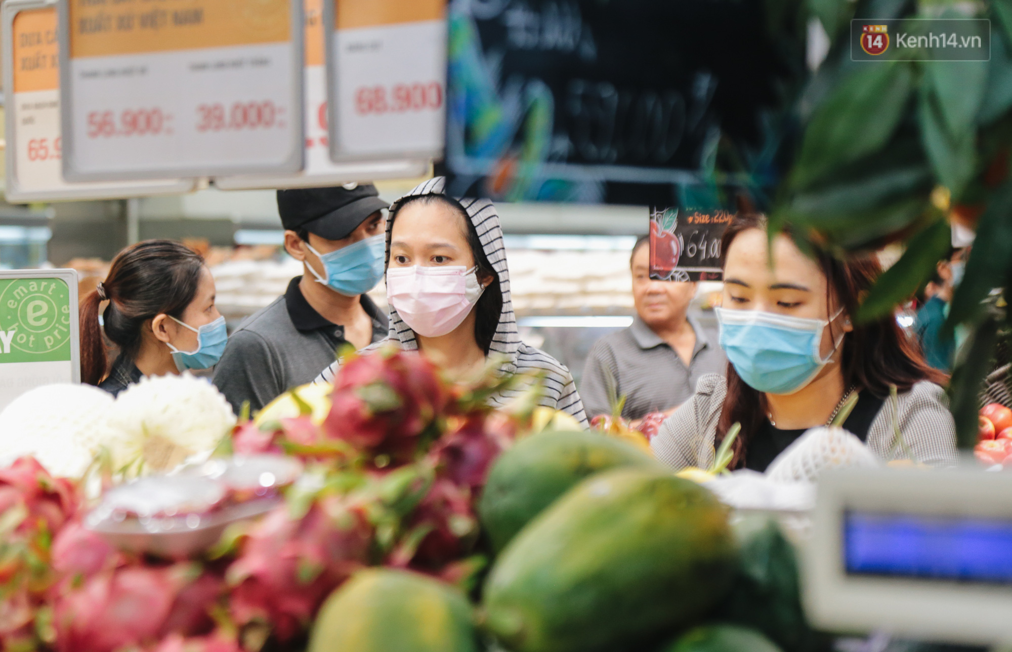 Người dân Sài Gòn và Hà Nội kích hoạt lại các biện pháp phòng chống dịch: Tuân thủ đeo khẩu trang nơi đông người - Ảnh 13.