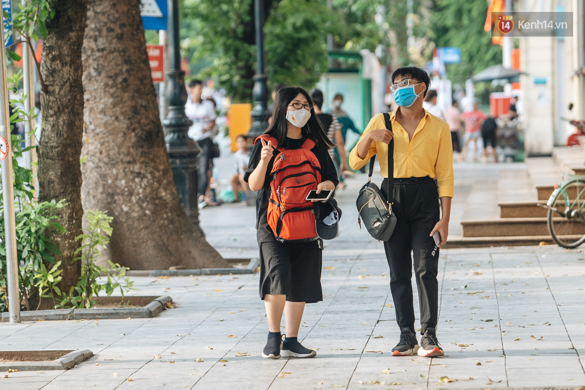 Người dân Sài Gòn và Hà Nội kích hoạt lại các biện pháp phòng chống dịch: Tuân thủ đeo khẩu trang nơi đông người - Ảnh 4.