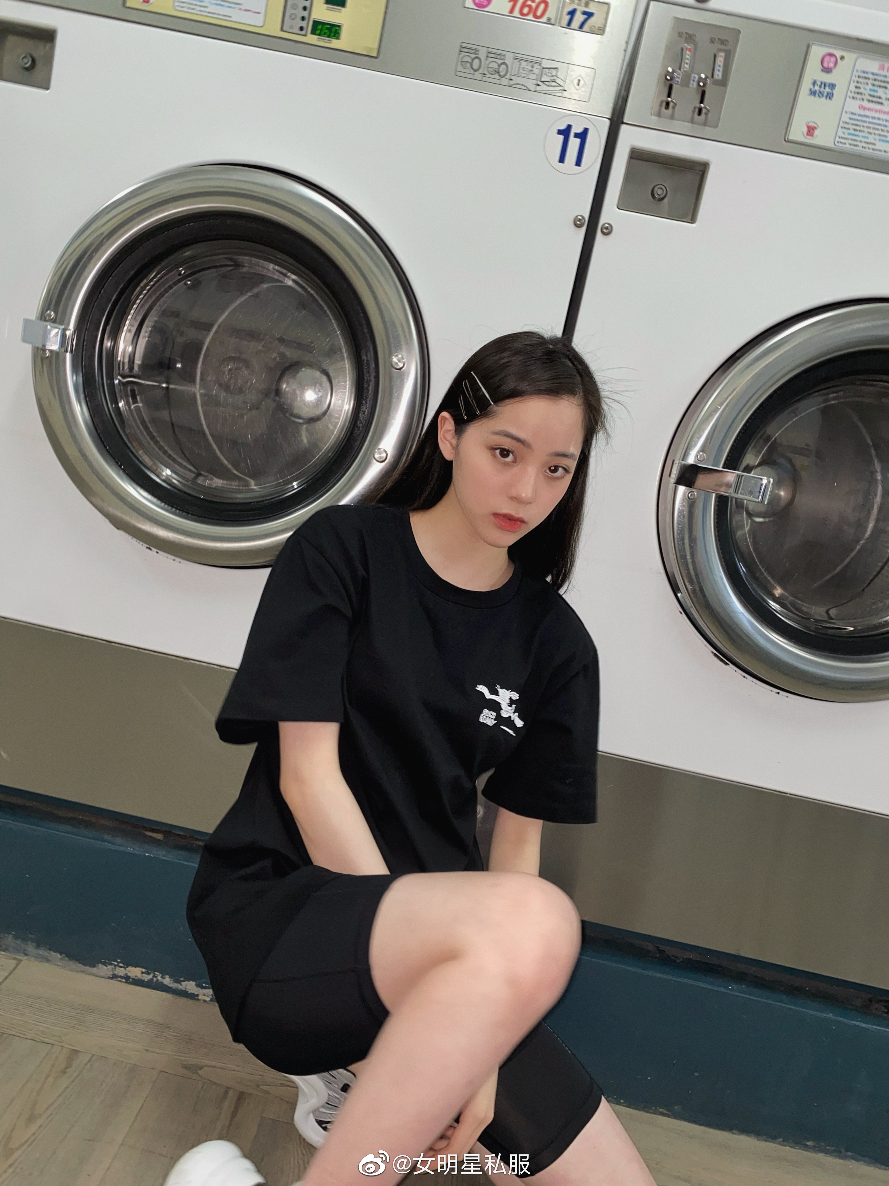 Từ Black Pink đều Dương Mịch đều mê lối tạo dáng ngồi xổm: Trông "hèn hèn" mà ai ngờ thành hot trend sống ảo - Ảnh 8. Từ Black Pink đều Dương Mịch đều mê lối tạo dáng ngồi xổm: Trông "hèn hèn" mà ai ngờ thành hot trend sống ảo - Ảnh 8.