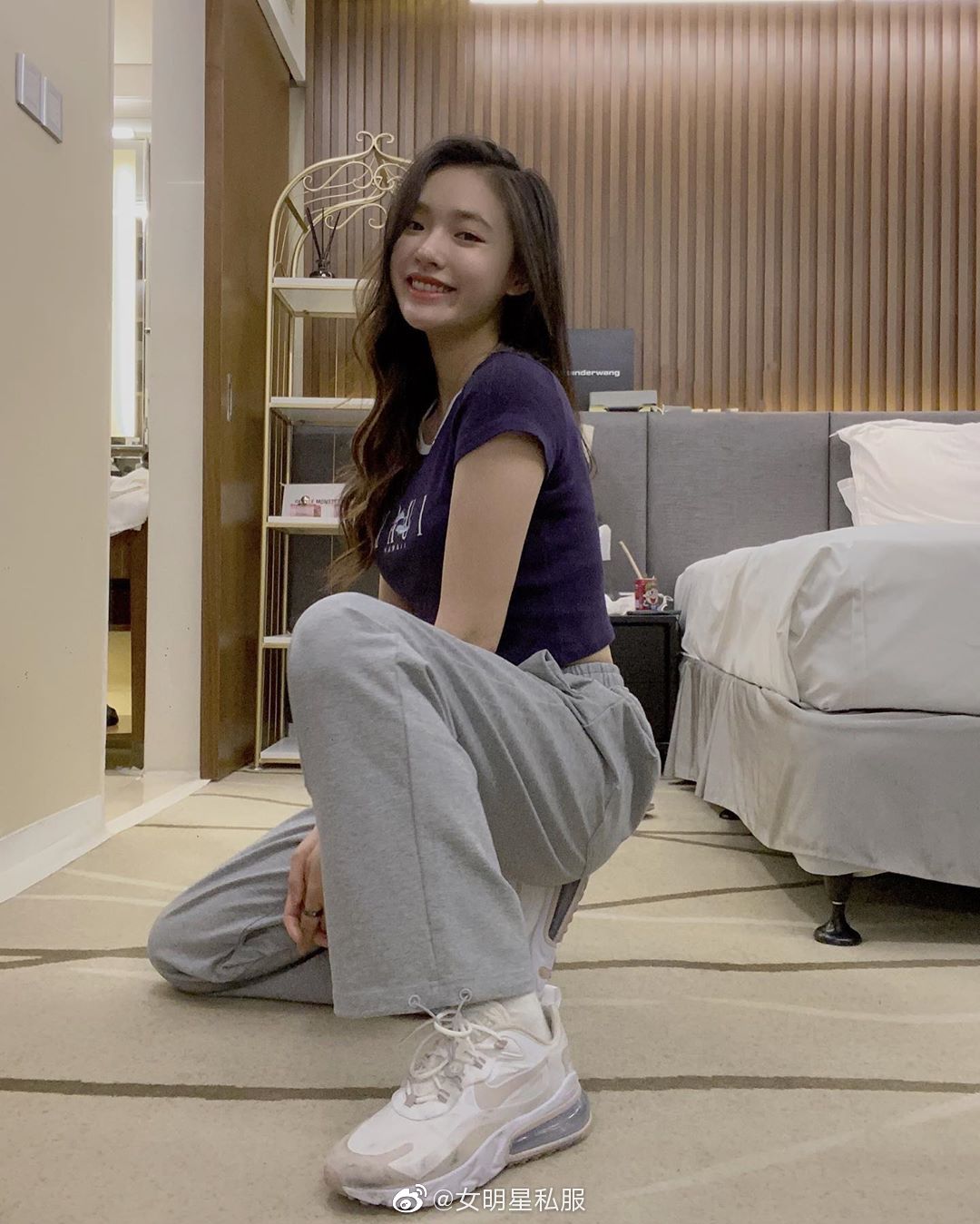 Từ Black Pink đều Dương Mịch đều mê lối tạo dáng ngồi xổm: Trông "hèn hèn" mà ai ngờ thành hot trend sống ảo - Ảnh 5. Từ Black Pink đều Dương Mịch đều mê lối tạo dáng ngồi xổm: Trông "hèn hèn" mà ai ngờ thành hot trend sống ảo - Ảnh 5.