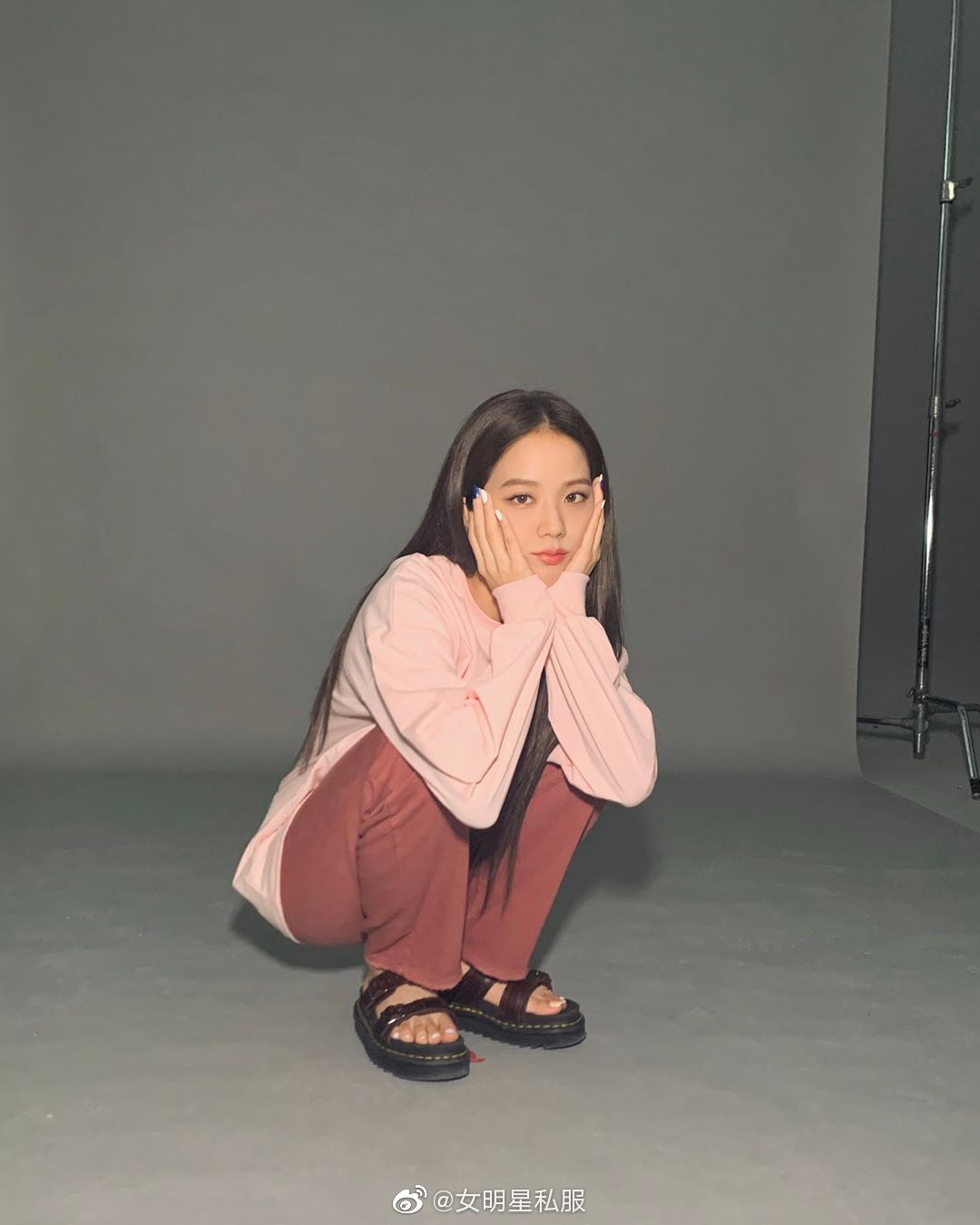 Từ Black Pink đều Dương Mịch đều mê lối tạo dáng ngồi xổm: Trông "hèn hèn" mà ai ngờ thành hot trend sống ảo - Ảnh 2. Từ Black Pink đều Dương Mịch đều mê lối tạo dáng ngồi xổm: Trông "hèn hèn" mà ai ngờ thành hot trend sống ảo - Ảnh 2.