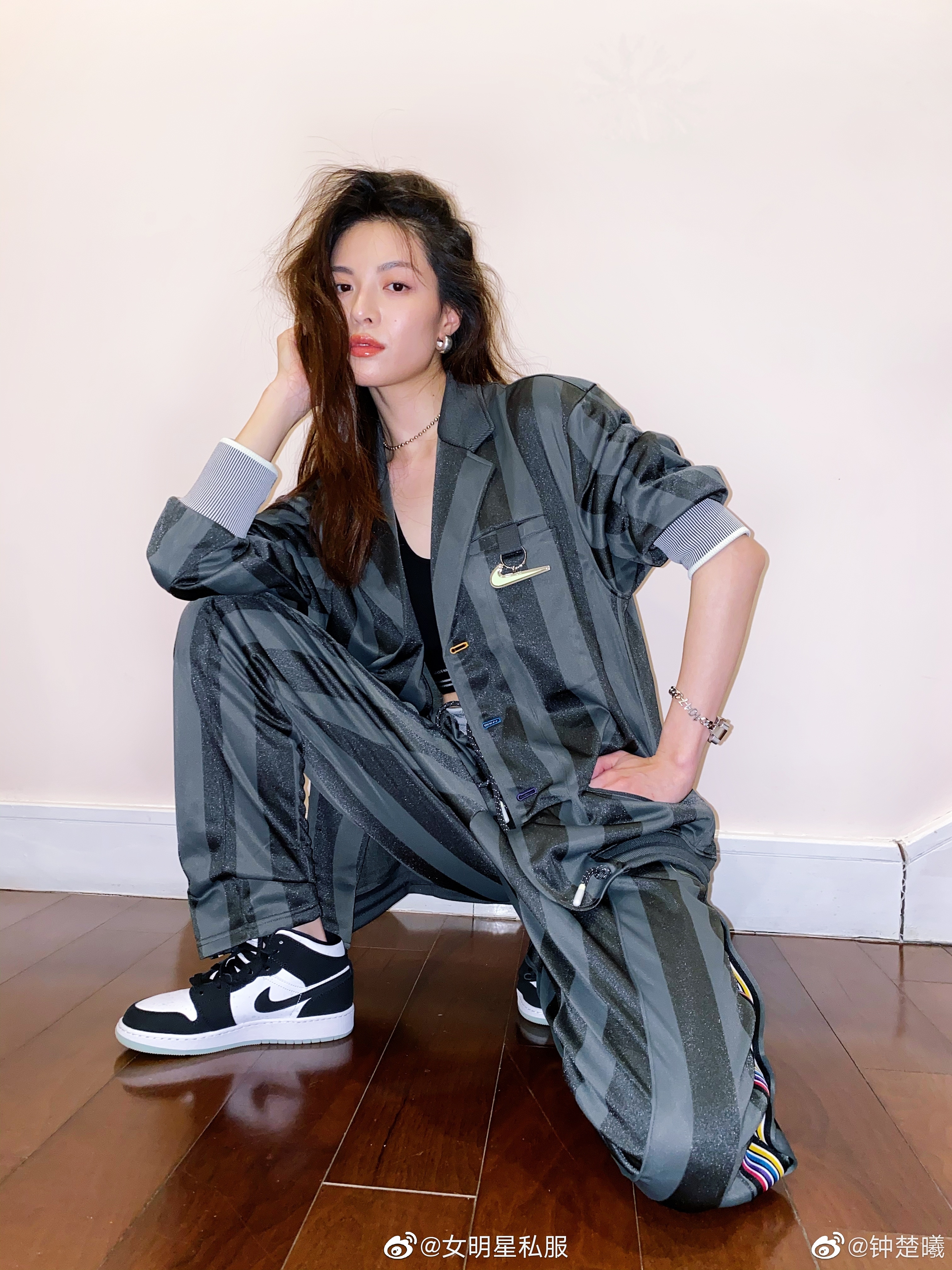 Từ Black Pink đều Dương Mịch đều mê lối tạo dáng ngồi xổm: Trông "hèn hèn" mà ai ngờ thành hot trend sống ảo - Ảnh 6. Từ Black Pink đều Dương Mịch đều mê lối tạo dáng ngồi xổm: Trông "hèn hèn" mà ai ngờ thành hot trend sống ảo - Ảnh 6.
