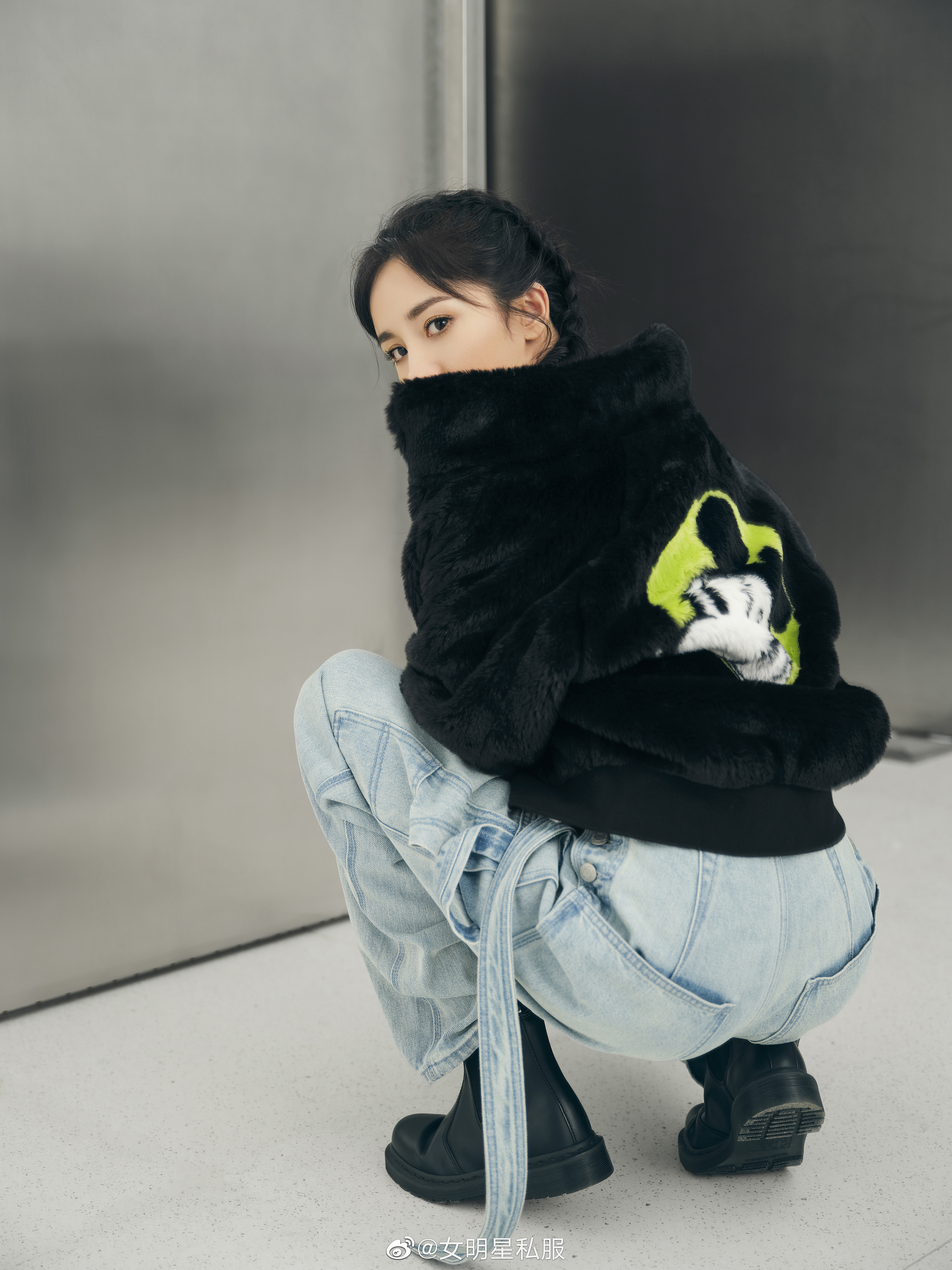 Từ Black Pink đều Dương Mịch đều mê lối tạo dáng ngồi xổm: Trông "hèn hèn" mà ai ngờ thành hot trend sống ảo - Ảnh 4. Từ Black Pink đều Dương Mịch đều mê lối tạo dáng ngồi xổm: Trông "hèn hèn" mà ai ngờ thành hot trend sống ảo - Ảnh 4.