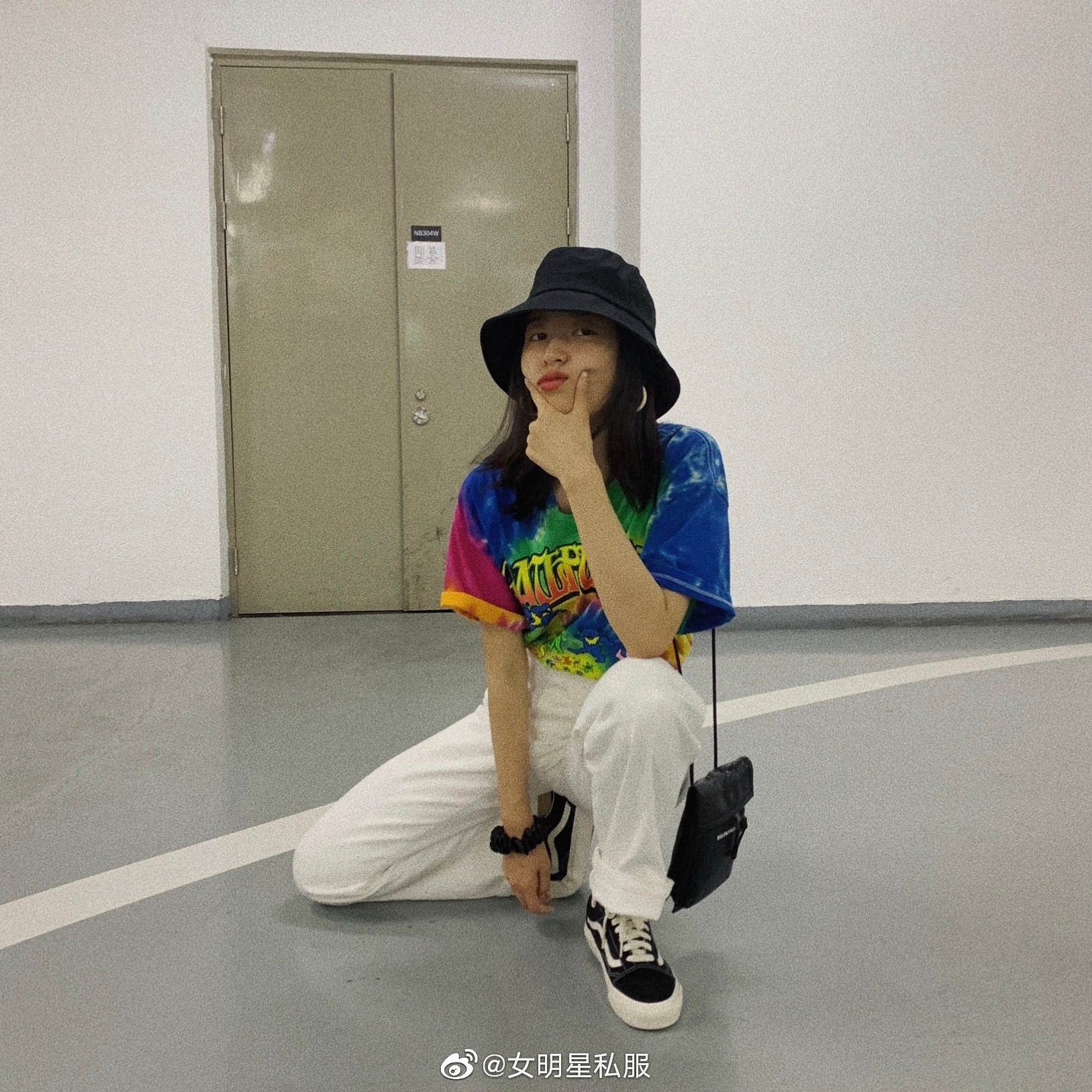 Từ Black Pink đều Dương Mịch đều mê lối tạo dáng ngồi xổm: Trông "hèn hèn" mà ai ngờ thành hot trend sống ảo - Ảnh 9. Từ Black Pink đều Dương Mịch đều mê lối tạo dáng ngồi xổm: Trông "hèn hèn" mà ai ngờ thành hot trend sống ảo - Ảnh 9.
