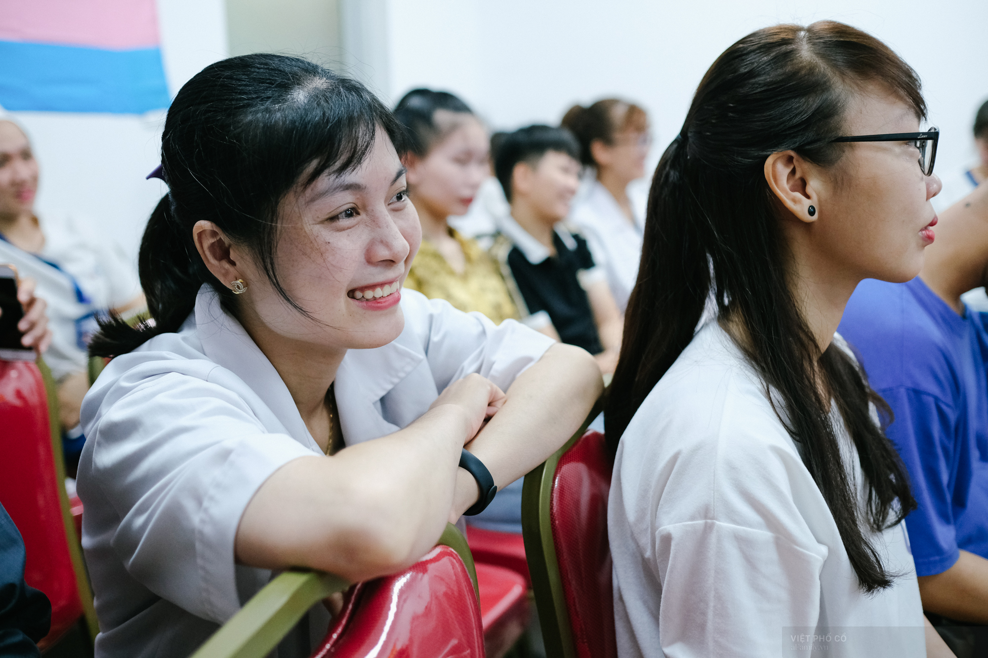 Nhân viên y tế Bệnh viện Hồng Hà vui vẻ theo dõi trò chơi Vườn thú.  Ảnh: Hoàng Việt