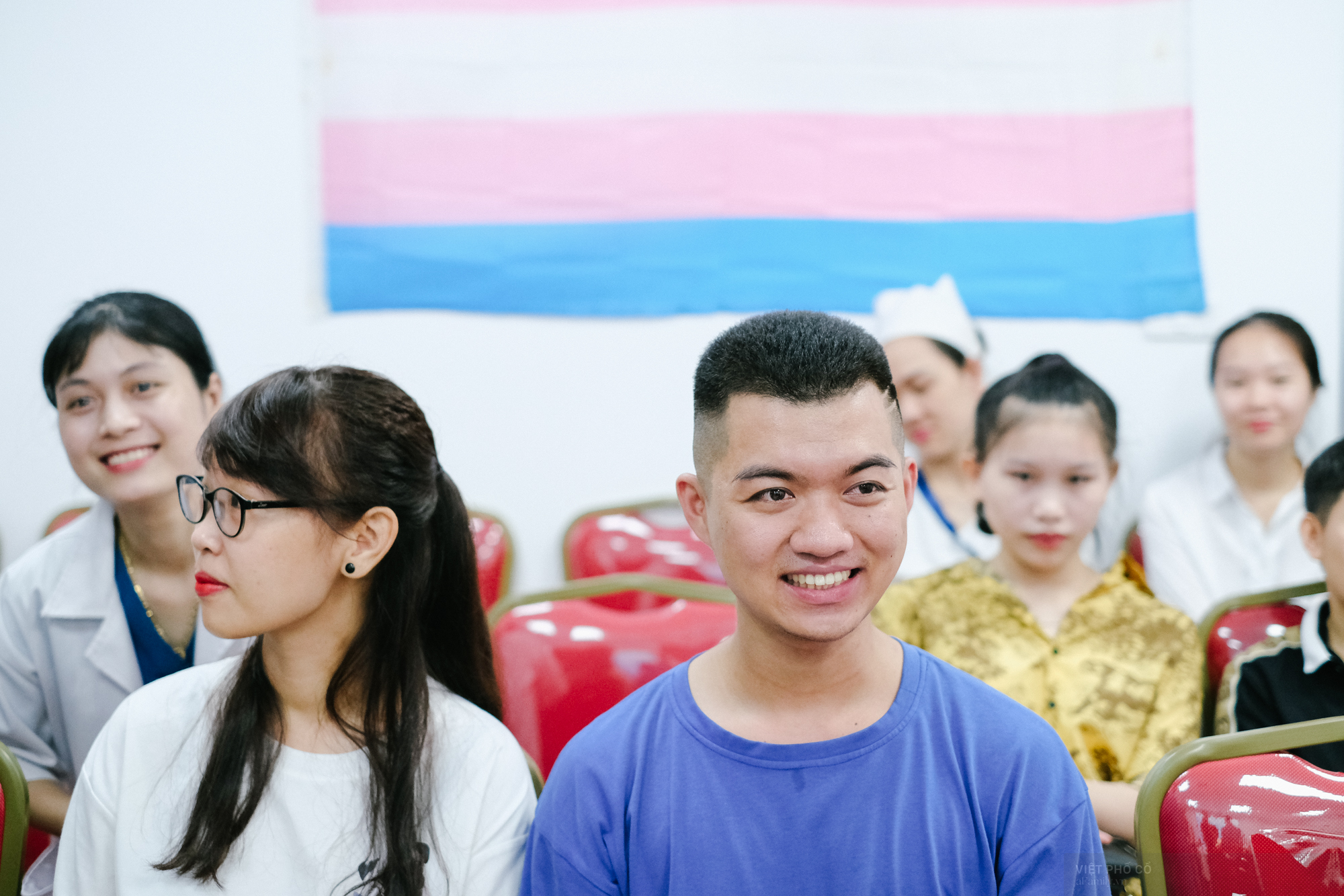 Cộng đồng LGBT cởi mở tham gia buổi chia sẻ. Bên trái: Tiểu Ngư (Trưởng nhóm Nữ yêu nữ Nam Định, thành viên Mạng lưới Nữ yêu nữ Việt Nam). Phải: Nguyễn Minh Anh (thành viên cộng đồng LGBT Thái Nguyên). Hiện tại Việt Nam có 3 triệu người LGBTI. Ảnh: Hoàng Việt