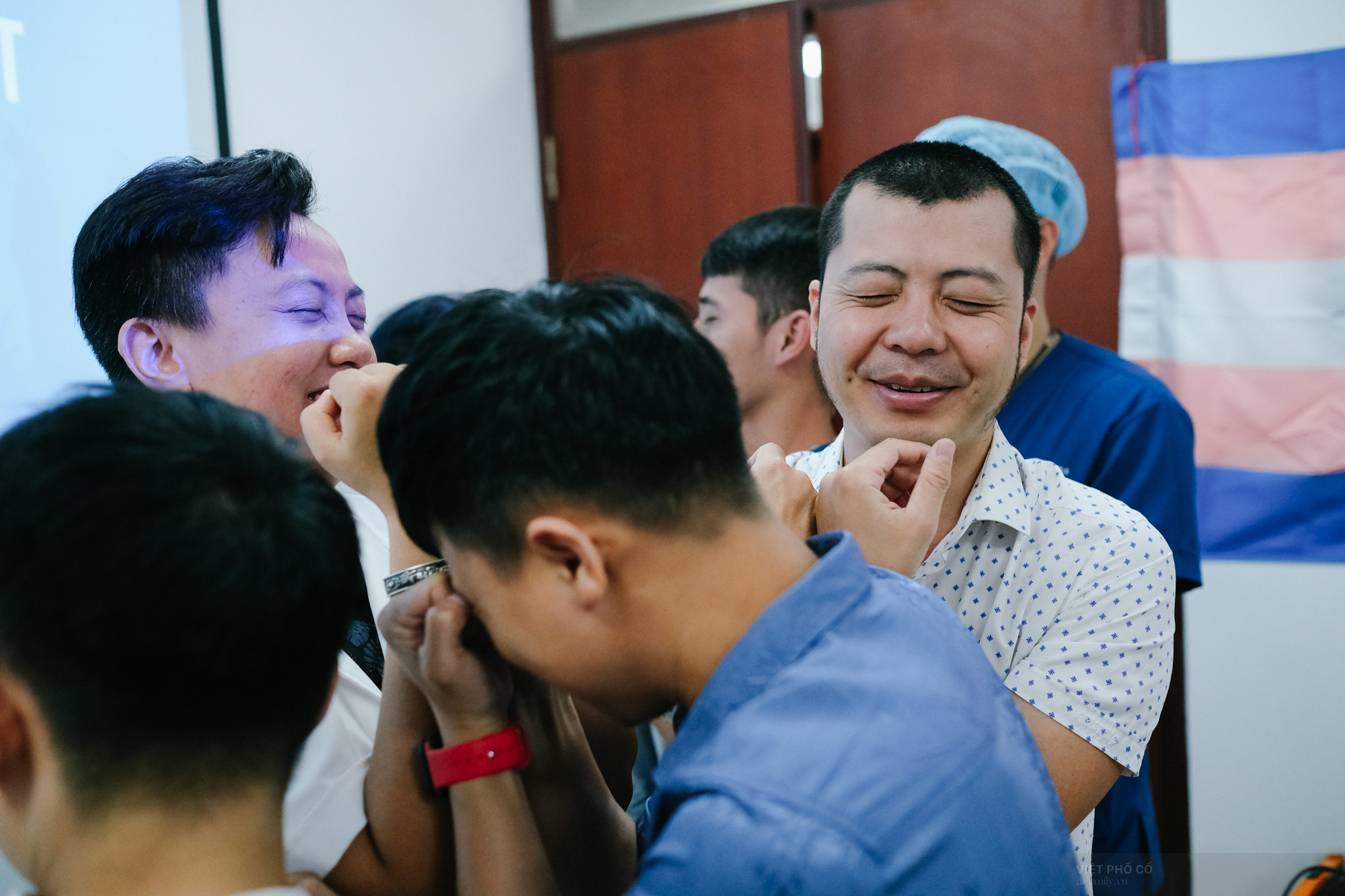 Bác sĩ, chuyên gia tâm lý, nhân viên y tế bệnh viện Hồng Hà (Hà Nội) cùng cộng đồng LGBT chơi trò Vườn thú, một trò chơi “kinh điển” của các nhóm cộng đồng LGBT khi muốn hình dung về các nhóm đa số và thiểu số trong xã hội. Ảnh Hoàng Việt