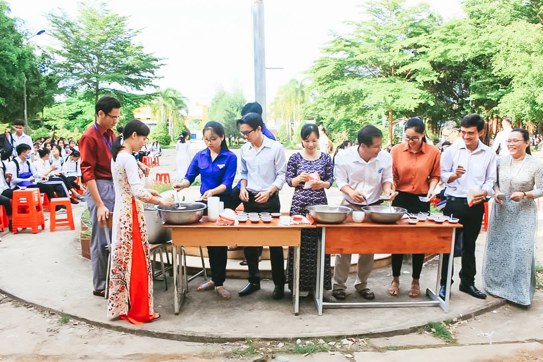 Muốn học sinh đều đỗ tốt nghiệp, thầy cô đã có màn &quot;làm phép&quot; siêu to khổng lồ khiến ai nấy phấn khích: Không đỗ mới là lạ - Ảnh 2.