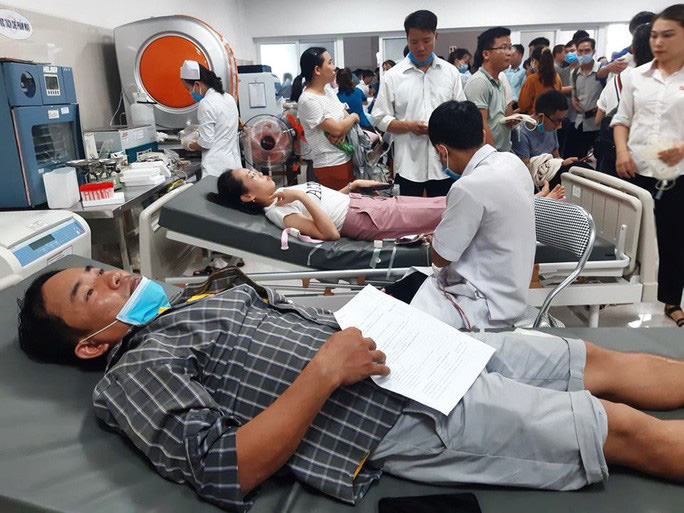 Rừng người đến bệnh viện hiến 230 đơn vị máu cứu 21 nạn nhân vụ tai nạn thảm khốc ở Quảng Bình - Ảnh 2.