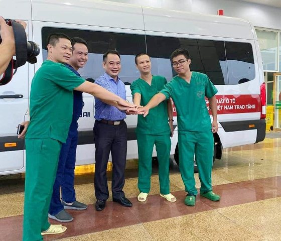 4 y bác sĩ BV Nhiệt đới TW lên đường 'giải cứu' công dân Việt từ Guinea Xích đạo - Ảnh 2. 4 y bác sĩ BV Nhiệt đới TW lên đường 'giải cứu' công dân Việt từ Guinea Xích đạo - Ảnh 2.